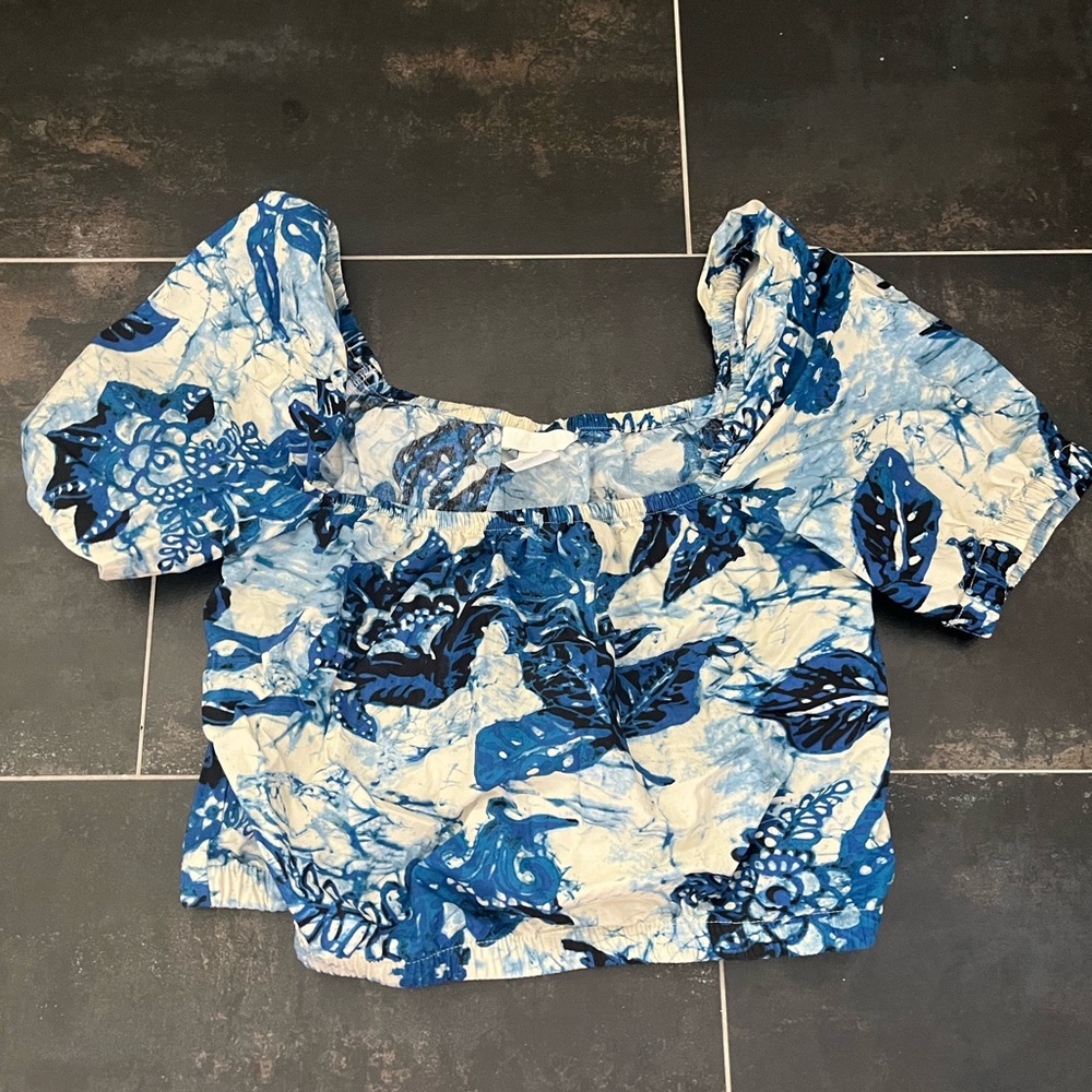 H & M women’s puff sleeve blue floral top